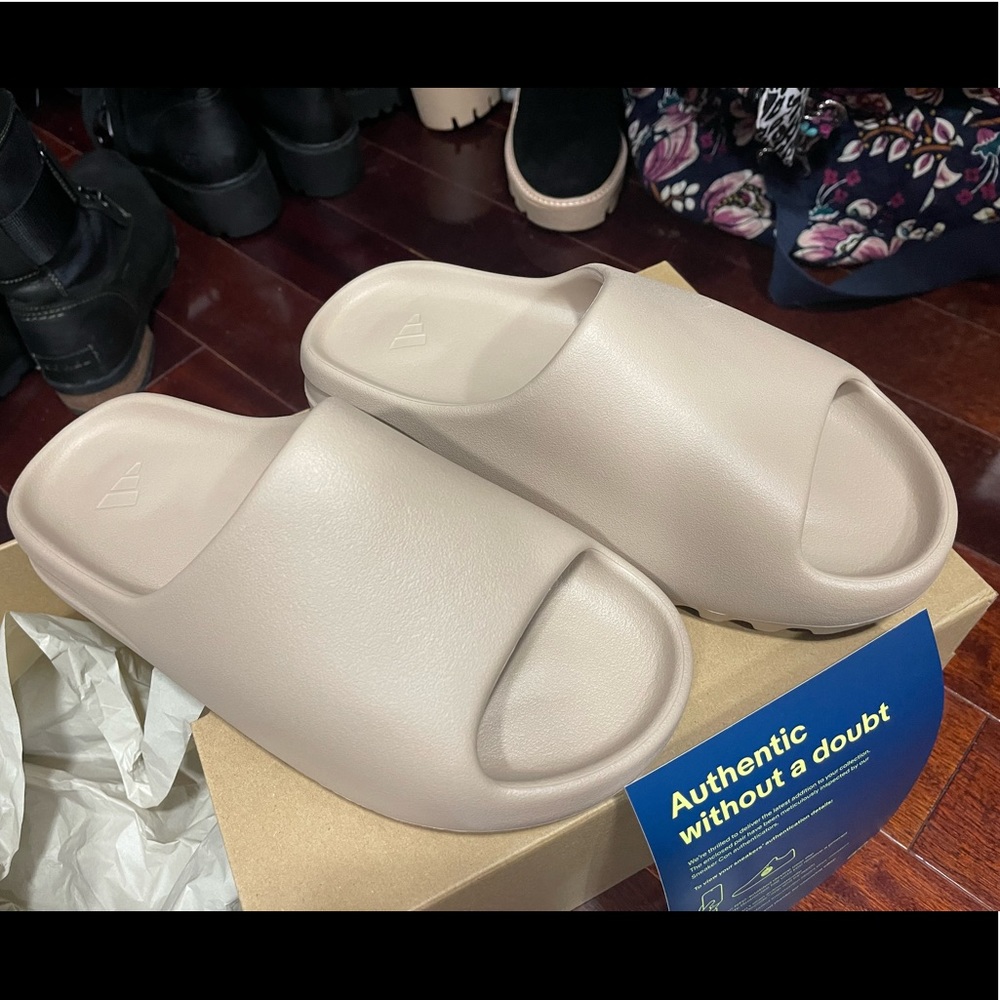 Mens Yeezy slide Pure. Size 9.